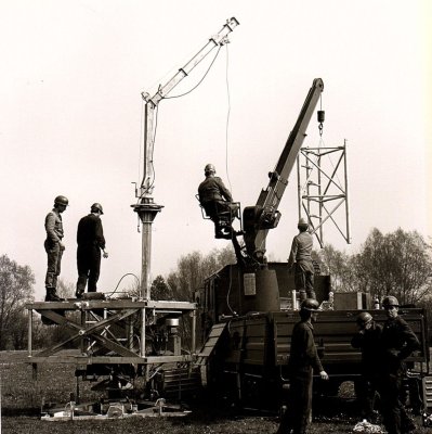 nach Montage der Kletterbühne wird der erste Mastschuss in Position gebracht